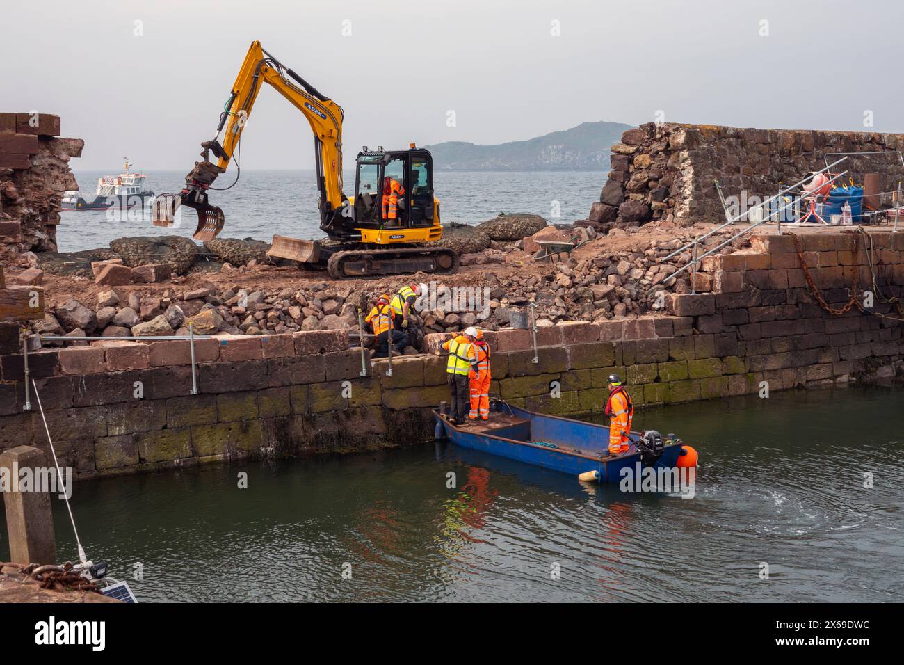 Reparatur der alten Mauer im Hafen von North Berwick, Schottland, Großbritannien. Der Hafen wurde bei den Winterstürmen 2023 beschädigt. Stockfoto