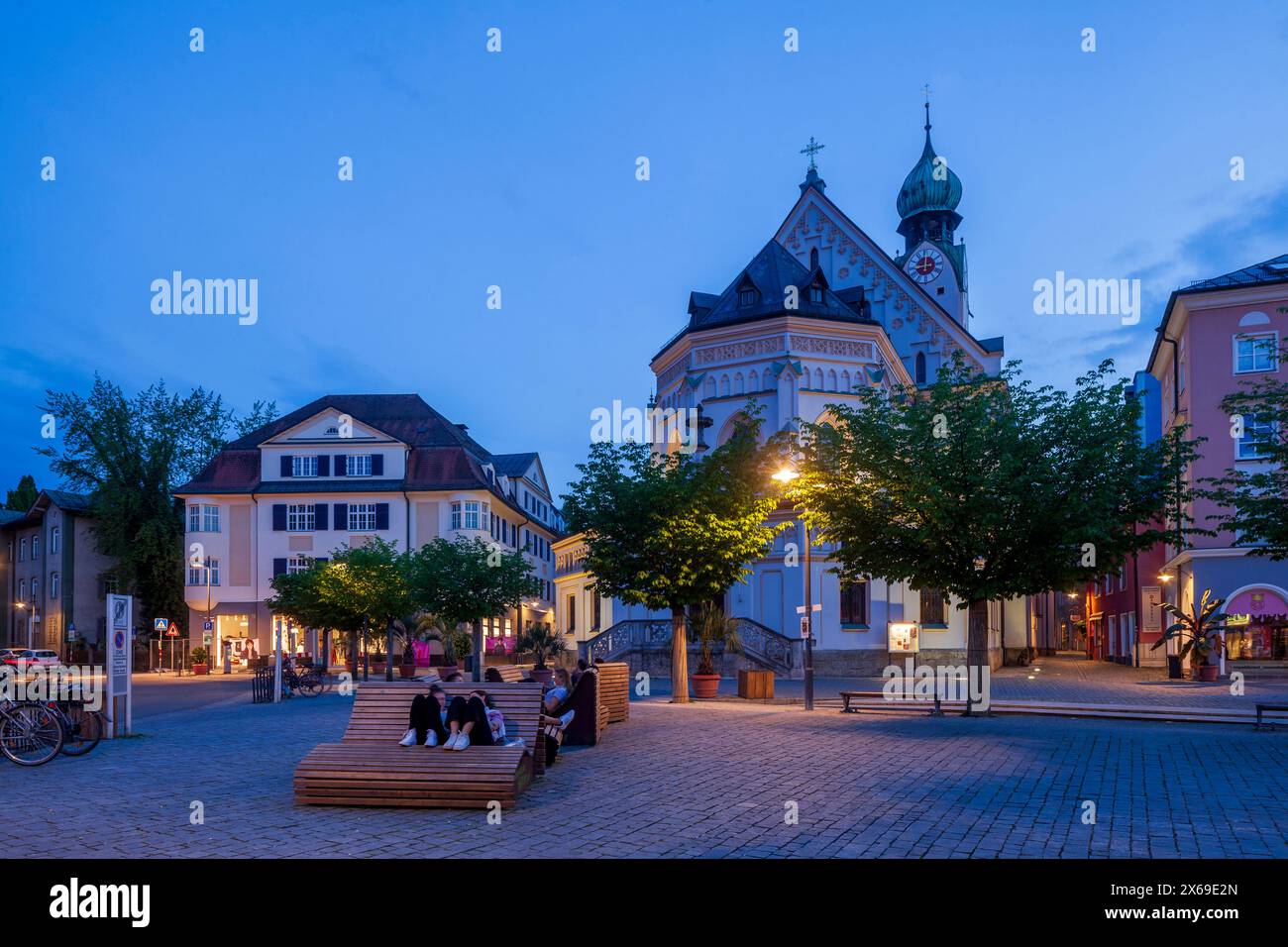 Pfarrkirche St. Nikolaus in der Abenddämmerung, Rosenheim, Oberbayern, Bayern, Deutschland, Europa Stockfoto