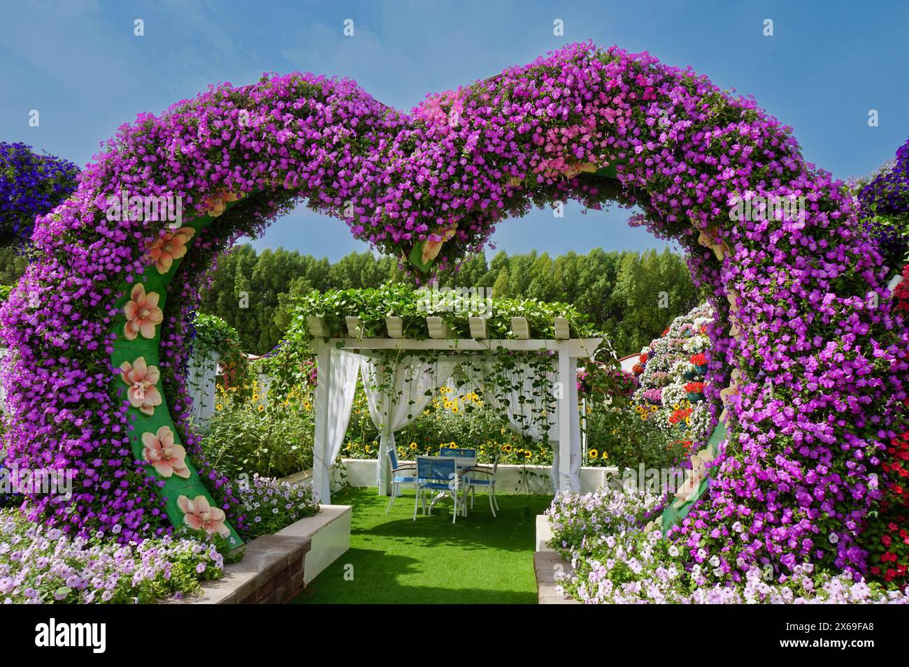 Farbenfrohe, herzförmige Blumen im Wundergarten in Dubai VAE. Stockfoto