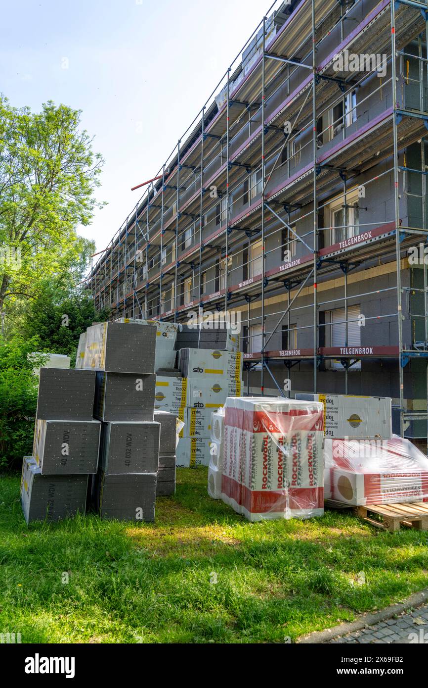 Energetische Renovierung eines Wohngebäudes, Wärmedämmung, Baustoffe, vor der Baustelle gelagerte Dämmstoffe, Stockfoto