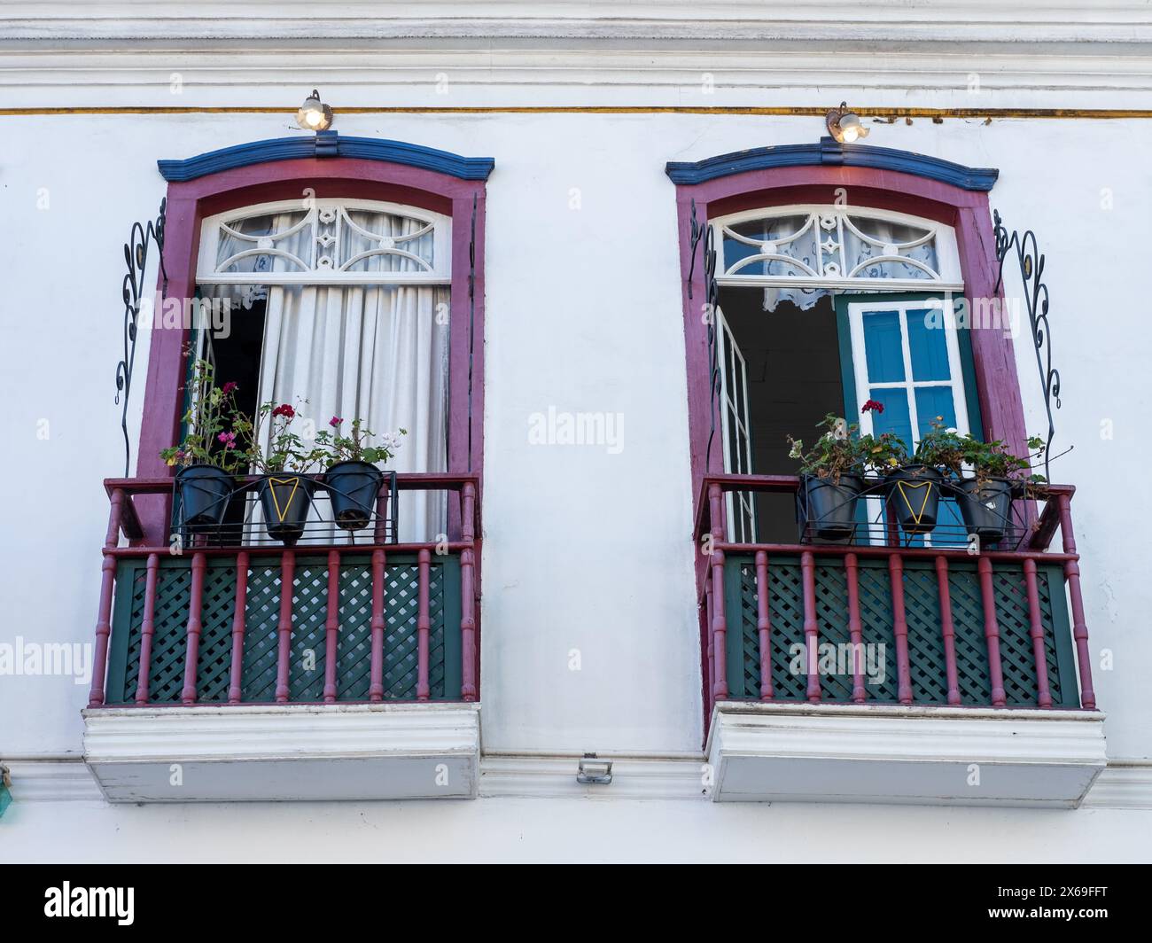 Ouro Preto, Minas Gerais, Brasilien - 2. Mai 2024: Typische Fassade von Gebäuden aus der Kolonialarchitektur Stockfoto