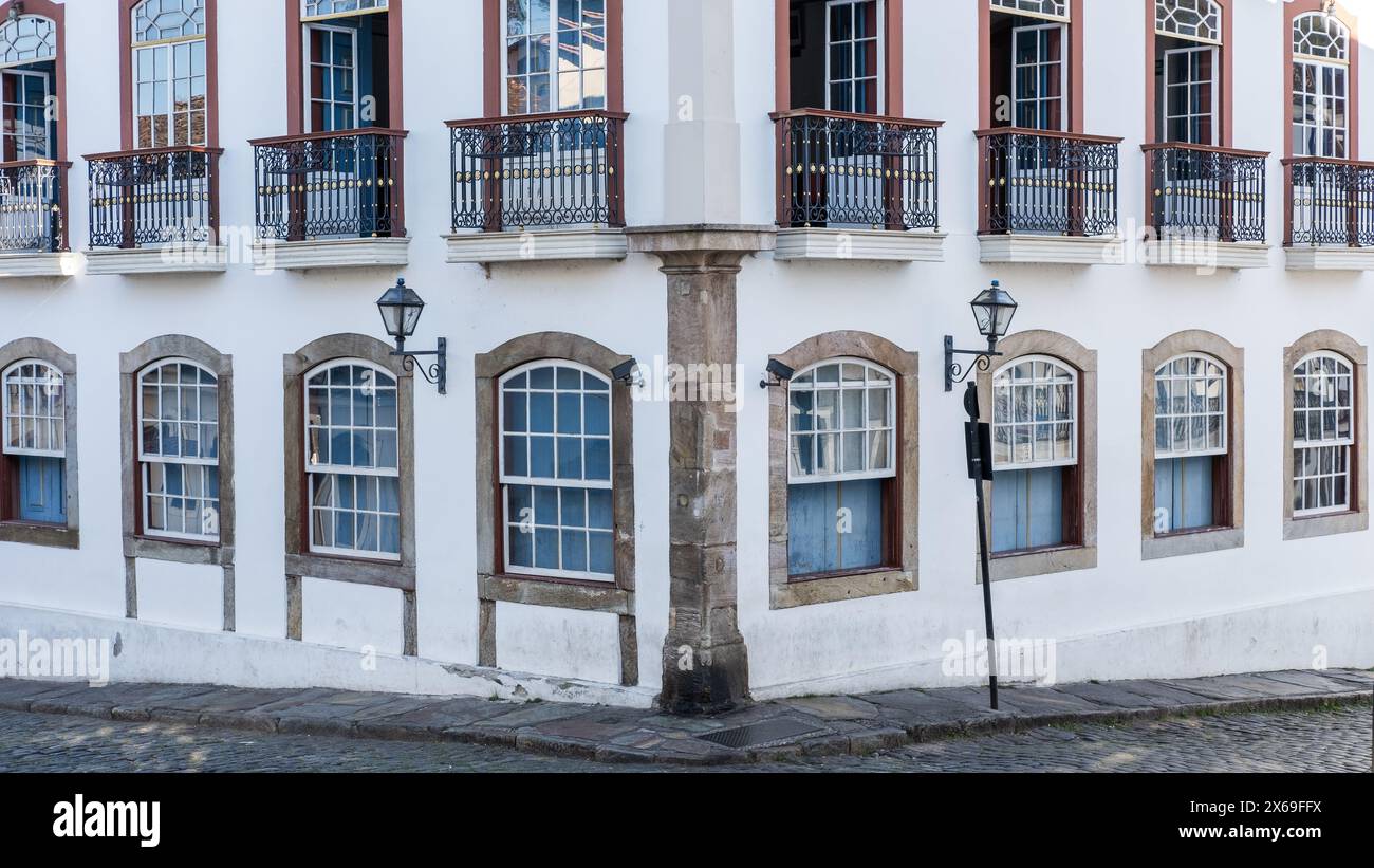 Ouro Preto, Minas Gerais, Brasilien - 2. Mai 2024: Typische Fassade von Gebäuden aus der Kolonialarchitektur Stockfoto