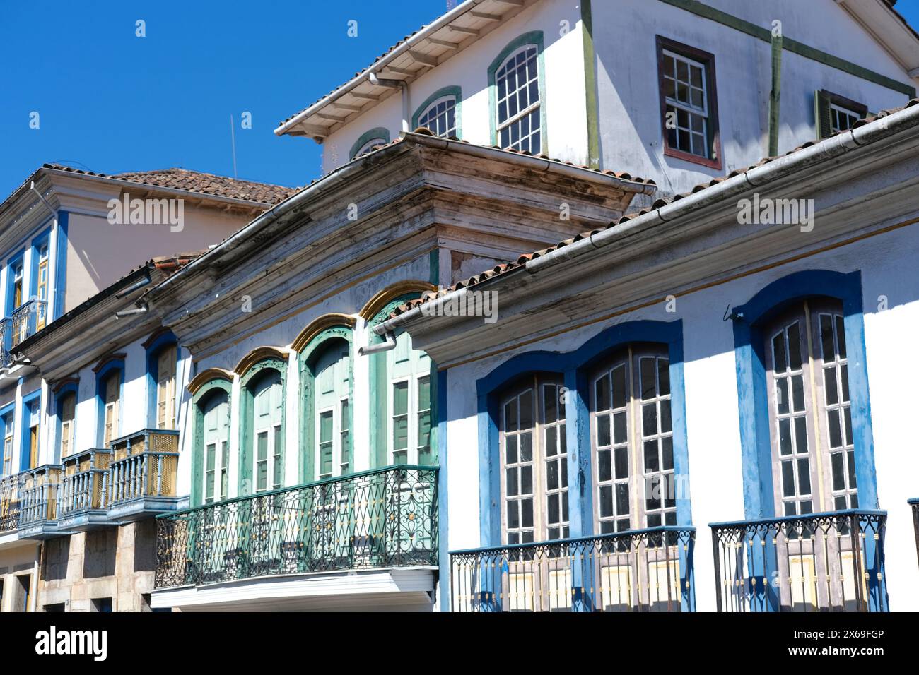 Ouro Preto, Minas Gerais, Brasilien - 2. Mai 2024: Typische Fassade von Gebäuden aus der Kolonialarchitektur Stockfoto