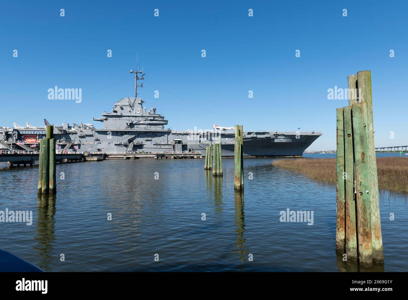 USS Yorktown im Trockendock zeigt einen mittleren Abschnitt mit Flugzeugen und Menschen, die das Deck besichtigen. Flugzeugträger in Charleston, South Carolina. Stockfoto