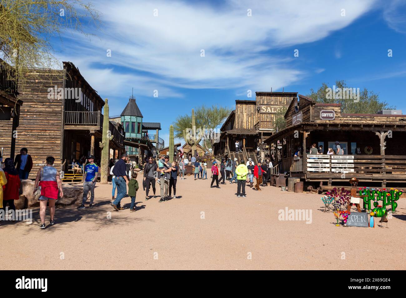 Touristen spazieren die historische Goldfield Ghost Mining Town Main Street mit Replikaten von Vintage Wild West Gebäuden, Apache Junction Arizona USA Stockfoto