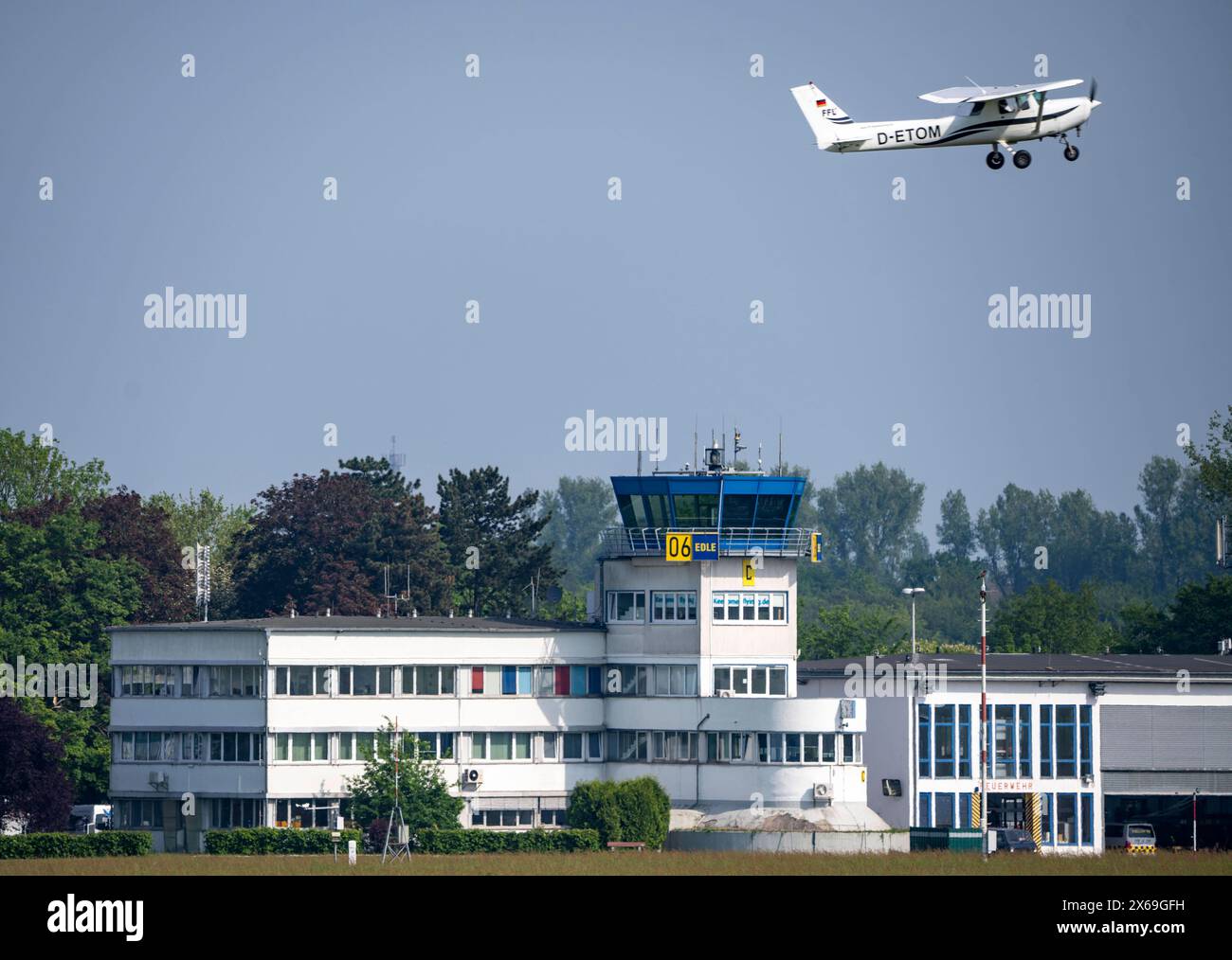 Flugplatz Mülheim-Essen, Verkehrslandeplatz im Süden von Essen und im Osten von Mülheim an der Ruhr, für Freizeit und Geschäftsflieger, Sitz der WDL Luftschiffgesellschaft, NRW, Deutschland, Flugplatz Essen/Mülheim *** Flugplatz Mülheim Essen, gewerblicher Flugplatz im Süden von Essen und im Osten von Mülheim an der Ruhr, für die Freizeit- und Geschäftsluftfahrt, Hauptsitz der WDL Luftschiffgesellschaft, NRW, Deutschland, Flughafen Essen Mülheim Stockfoto