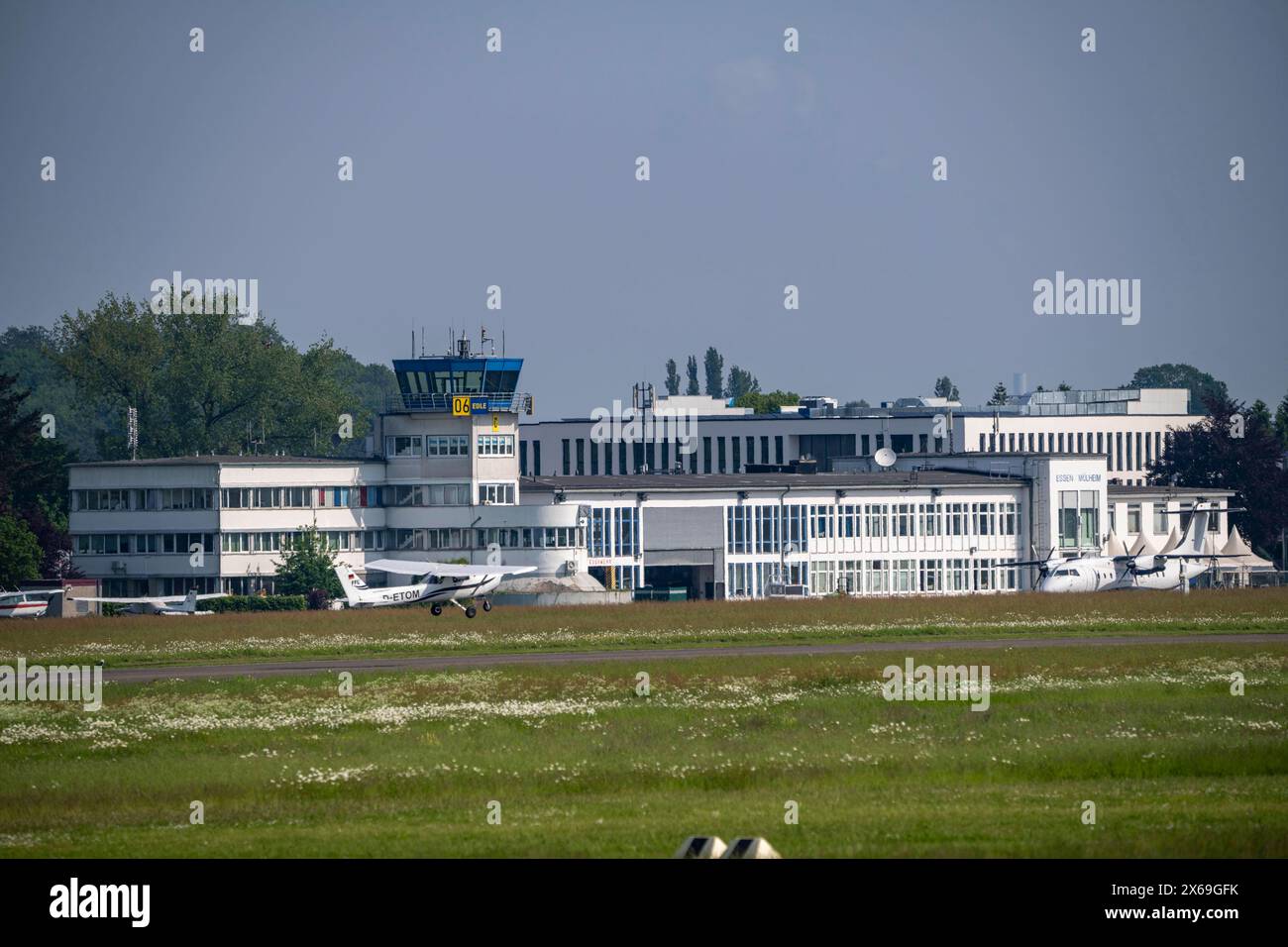 Flugplatz Mülheim-Essen, Verkehrslandeplatz im Süden von Essen und im Osten von Mülheim an der Ruhr, für Freizeit und Geschäftsflieger, Sitz der WDL Luftschiffgesellschaft, NRW, Deutschland, Flugplatz Essen/Mülheim *** Flugplatz Mülheim Essen, gewerblicher Flugplatz im Süden von Essen und im Osten von Mülheim an der Ruhr, für die Freizeit- und Geschäftsluftfahrt, Hauptsitz der WDL Luftschiffgesellschaft, NRW, Deutschland, Flughafen Essen Mülheim Stockfoto