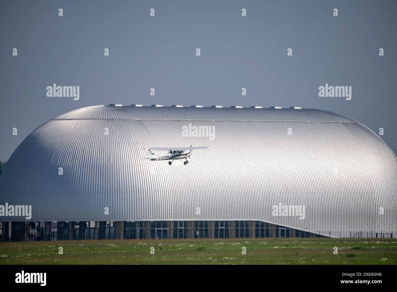 Flugplatz Mülheim-Essen, Verkehrslandeplatz im Süden von Essen und im Osten von Mülheim an der Ruhr, für Freizeit und Geschäftsflieger, Sitz der WDL Luftschiffgesellschaft, Luftschiffhangar, NRW, Deutschland, Flugplatz Essen/Mülheim *** Flughafen Mülheim Essen, gewerblicher Flugplatz im Süden von Essen und im Osten von Mülheim an der Ruhr, für die Freizeit- und Geschäftsluftfahrt, Hauptsitz der WDL-Luftschiffsgesellschaft, Luftschiffshangar, NRW, Deutschland, Flughafen Essen Mülheim Stockfoto