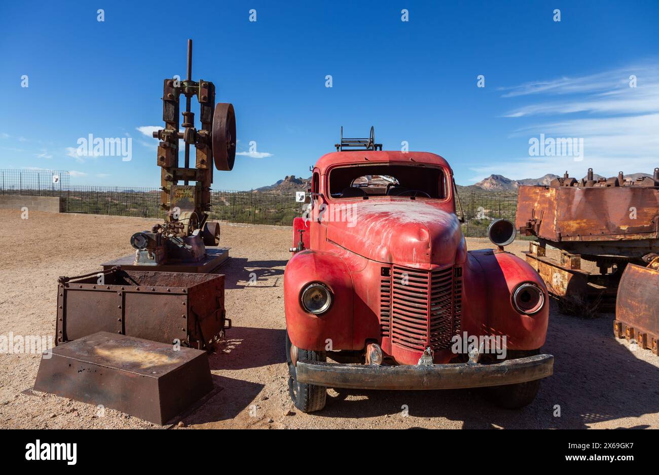 Vintage Old Red Truck und verlassene Rusty Mining Site Equipment Machinery Relic. Historische Goldfield Wild West Geisterstadt Apache Junction Arizona USA Stockfoto