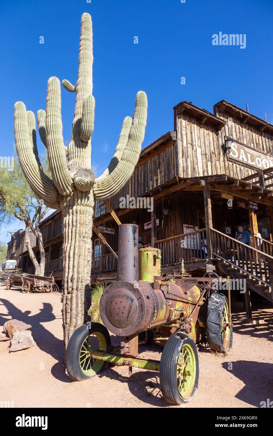 Oldtimer mit Dampfmotor von Saguaro Cactus. Mammoth Salon Restaurant Bar, Historic Goldfield Mining Ghost Town Main Street Portrait, Arizona USA Stockfoto