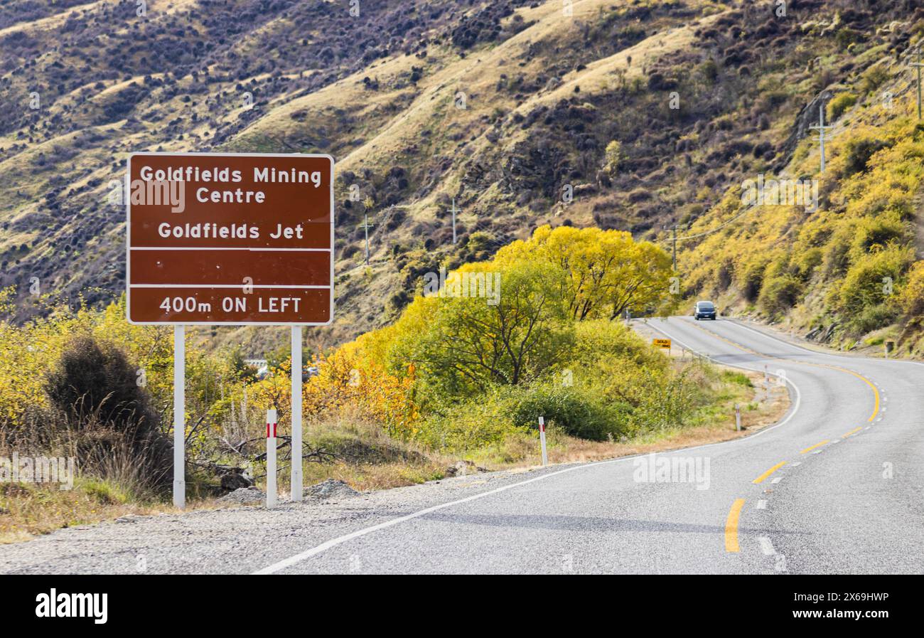 Schild für Goldfields Mining Centre and Jet auf der Kawarau Gorge Road, State Highway 6, Otago, Neuseeland. Stockfoto