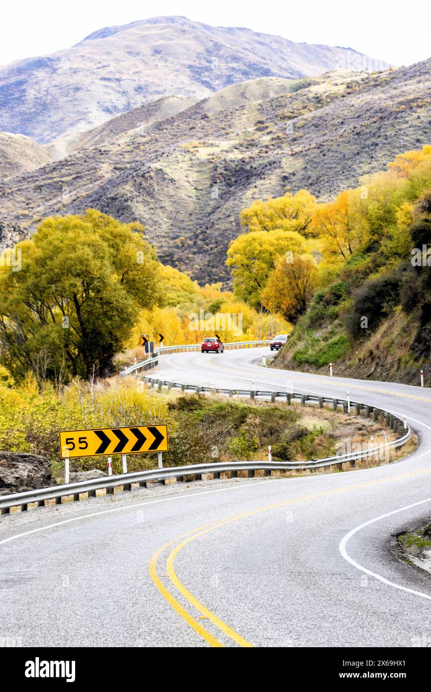 Kurvenreiche Straße auf der Kawarau Gorge Road in Richtung Queenstown am State Highway 6, Otago, Neuseeland. Stockfoto