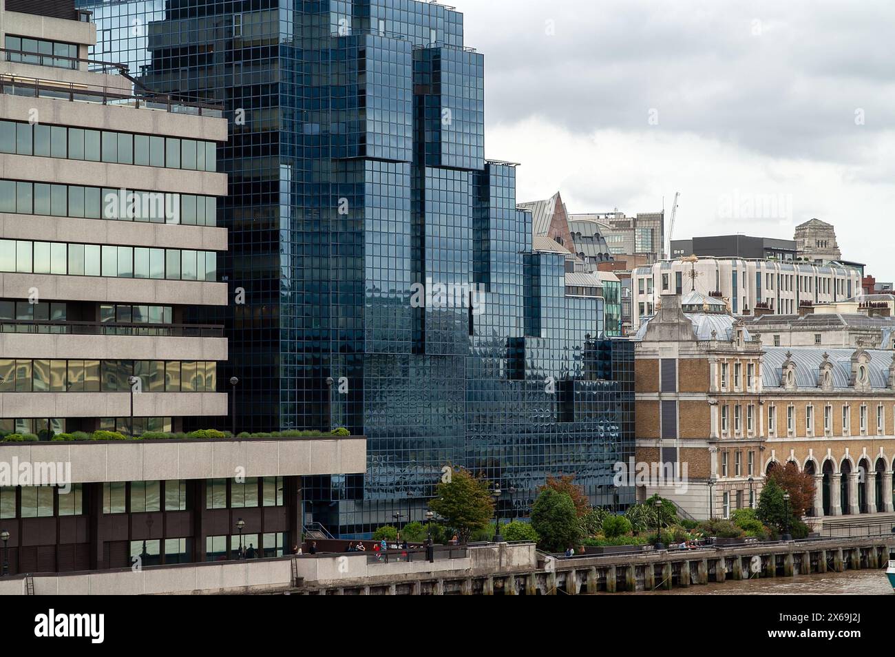 London, England, Großbritannien; Blick auf moderne und traditionelle Architekturgebäude entlang der Themse; Northern & Shell Building Stockfoto