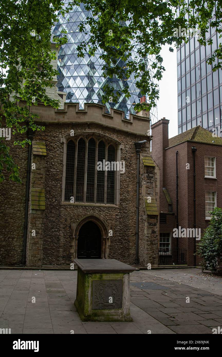 London, England, Vereinigtes Königreich; St Helen's Church, Bischopsgate vor dem Hintergrund von 30 St Mary Axe; Gotik Kirche Stockfoto