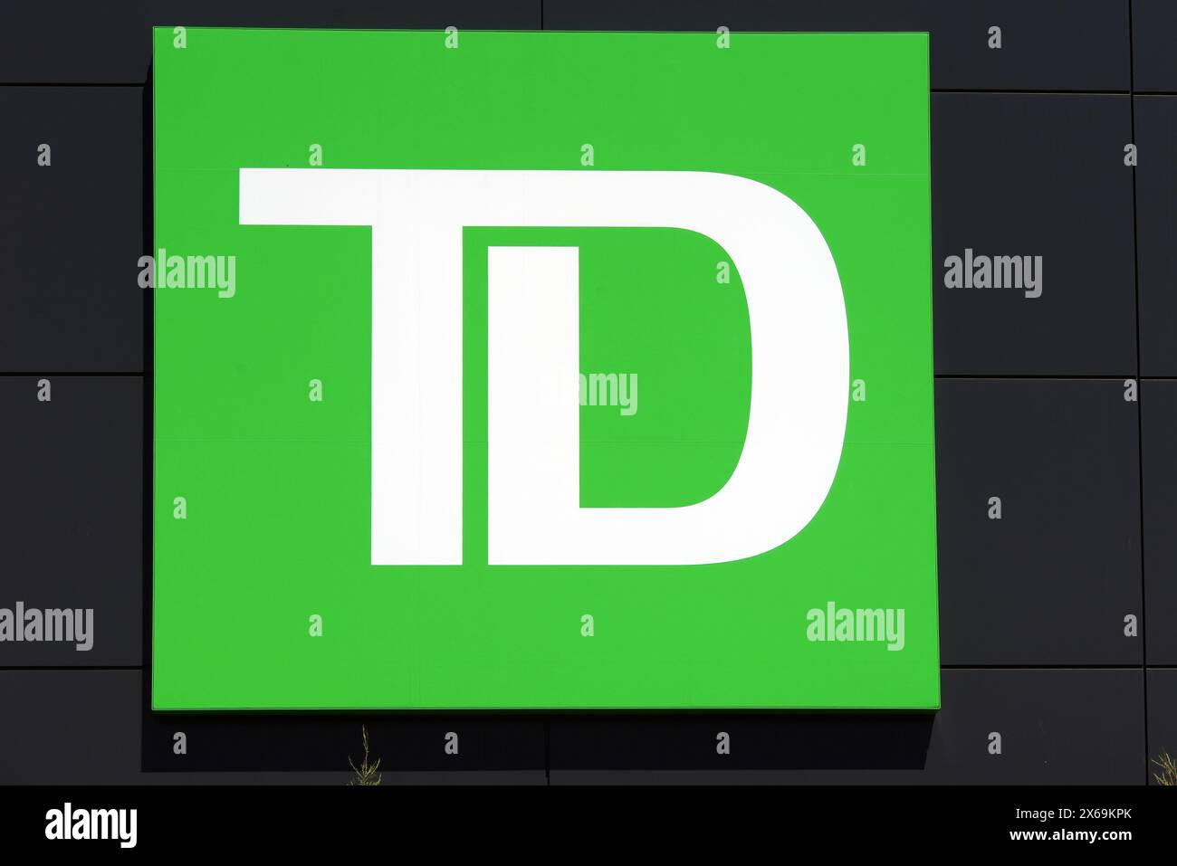 Ottawa, Kanada - 12. Mai 2024: Toronto Dominion Logo auf der Bank auf der Merivale Rd Die TD Bank Group ist ein kanadischer multinationaler Banken- und Finanzdienstleister Stockfoto