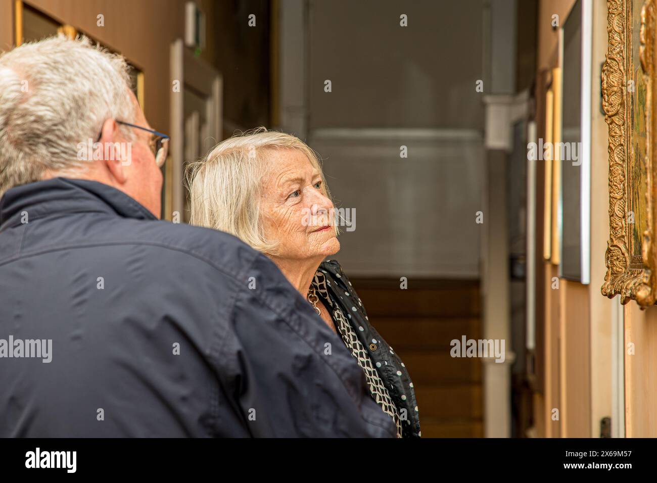 SALISBURY, Großbritannien, 13. Mai 2024, besuchte die britische Journalistin Kate Adie Salisbury, um über ihre fünf Jahrzehnte umfassende Karriere zu sprechen und sie in die volatilsten Regionen der Welt zu führen. Ihre Berichte über große Konflikte wie den Golfkrieg, den Falklandkrieg, die Proteste auf dem Tiananmen-Platz und den Bosnienkrieg waren oft die ersten, die die Realitäten des Krieges in die Wohnzimmer brachten und die Welt herausforderten, sich aufzusetzen und zuzuhören. Quelle: John Rose Photography/Alamy Live News Stockfoto