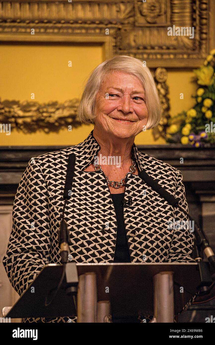 SALISBURY, Großbritannien, 13. Mai 2024, besuchte die britische Journalistin Kate Adie Salisbury, um über ihre fünf Jahrzehnte umfassende Karriere zu sprechen und sie in die volatilsten Regionen der Welt zu führen. Ihre Berichte über große Konflikte wie den Golfkrieg, den Falklandkrieg, die Proteste auf dem Tiananmen-Platz und den Bosnienkrieg waren oft die ersten, die die Realitäten des Krieges in die Wohnzimmer brachten und die Welt herausforderten, sich aufzusetzen und zuzuhören. Quelle: John Rose Photography/Alamy Live News Stockfoto