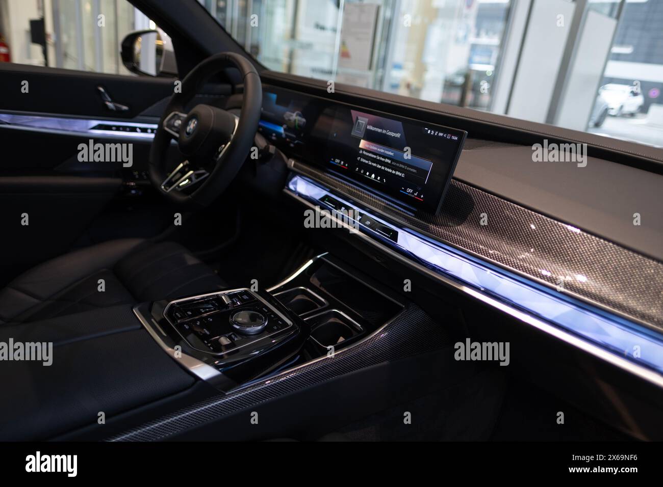 Black Interior, Lenkrad bmw 7er Limousine G70, luxuriöse, leistungsstarke bmw i7 vollelektrische Limousine, Elektrofahrzeuge, fortschrittliche Technologie im Automobil Stockfoto