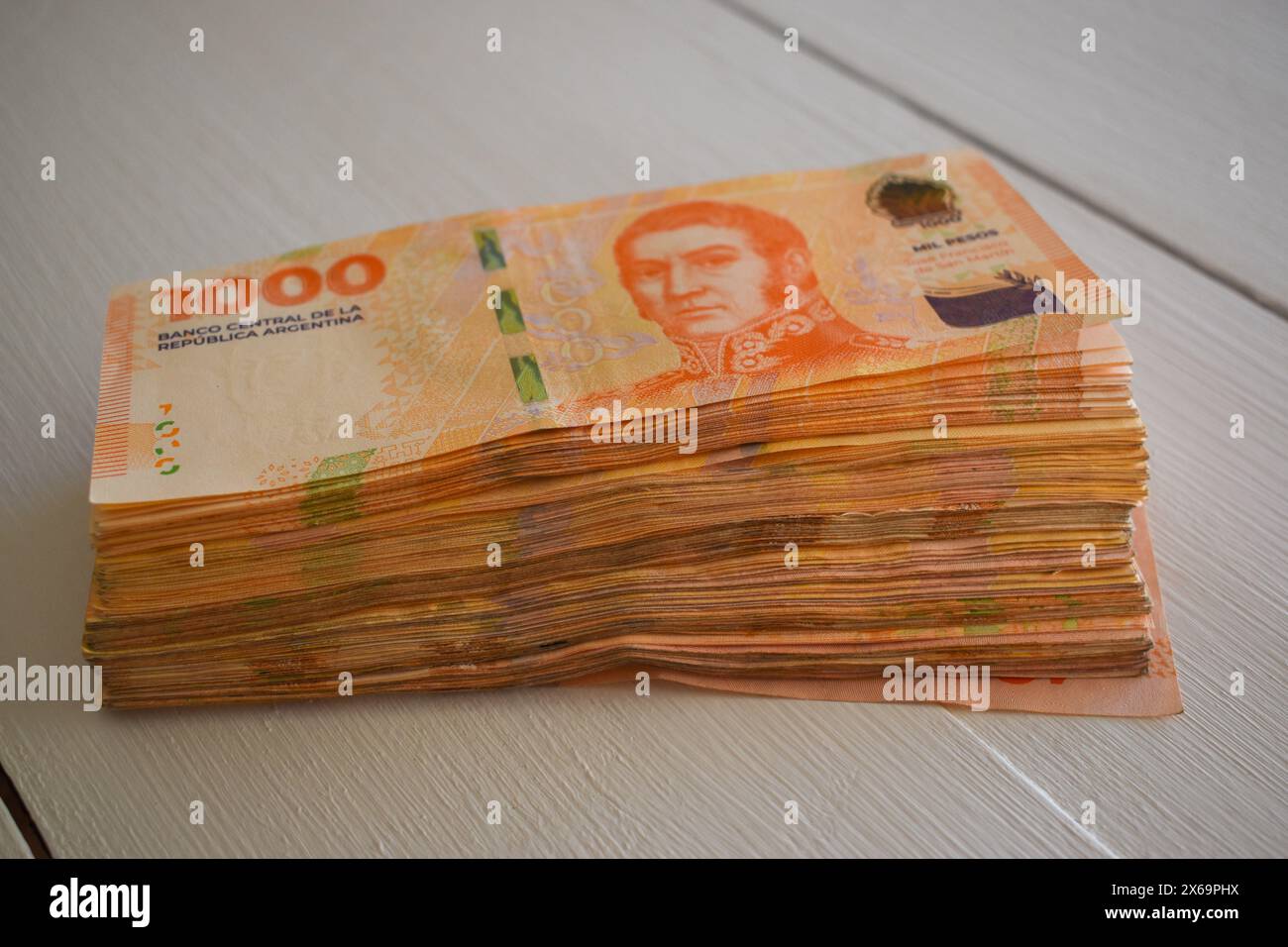 Stapel von 1000 argentinischen Peso-Rechnungen, Symbol für Inflation in Argentinien Stockfoto