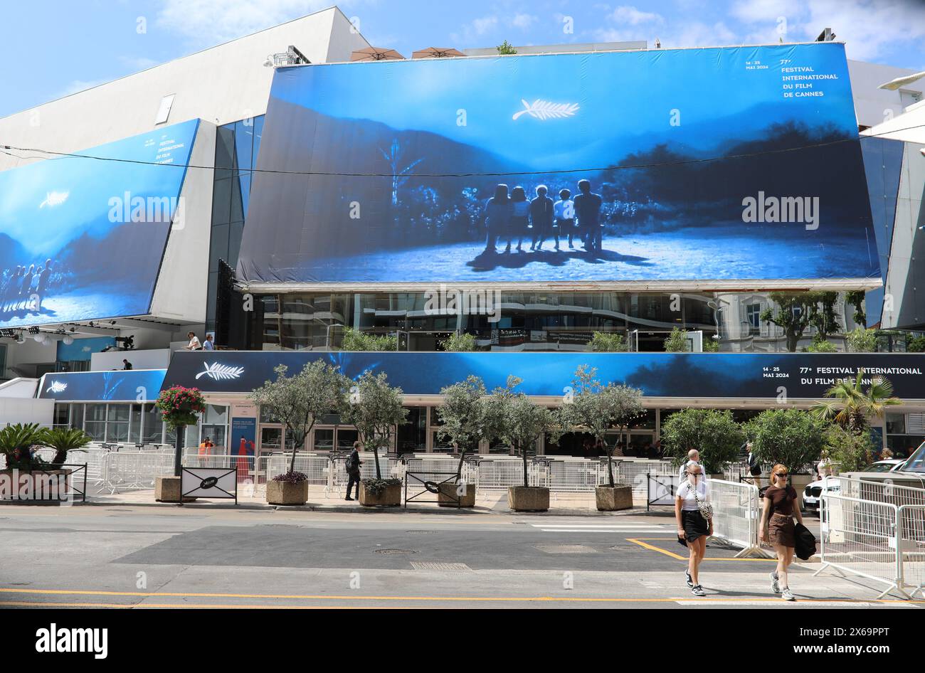 13. Mai 2024, Cannes, Cote D'azur, Frankreich: Das offizielle Poster, das die Wände des Palais Lumiere ziert, wurde von einem Bild inspiriert, das Hartland Villa aus einem Destillat aus Rhapsodie im August von der japanischen Filmregisseurin Akira Kurosawa erstellt hat (Credit Image: © Mickael Chavet/ZUMA Press Wire). Nicht für kommerzielle ZWECKE! Stockfoto