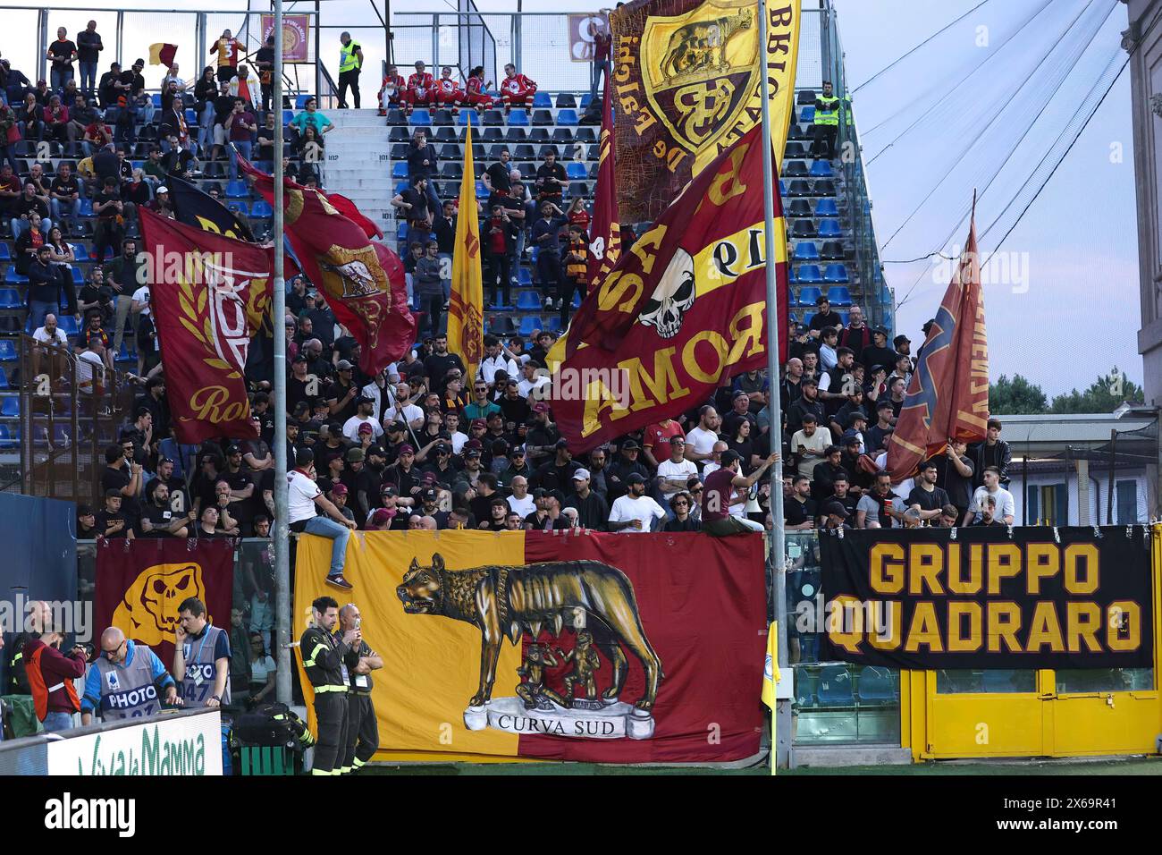 Bergamo, Italien. Mai 2024. Italien, Bergamo, 12. Mai 2024: Anhänger von AS Roma schwenken die Fahnen und zeigen Banner auf den Tribünen während des Fußballspiels Atalanta BC vs AS Roma, Tag 36 Serie A Tim 2023-2024 Gewiss StadiumAtalanta BC vs AS Roma, Lega Calcio Serie A 2023/2024 Tag 36 im Gewiss Stadium (Foto: Fabrizio Andrea Bertani/Pacific Press) Credit: Pacific Press Media Production Corp./Alamy Live News Stockfoto