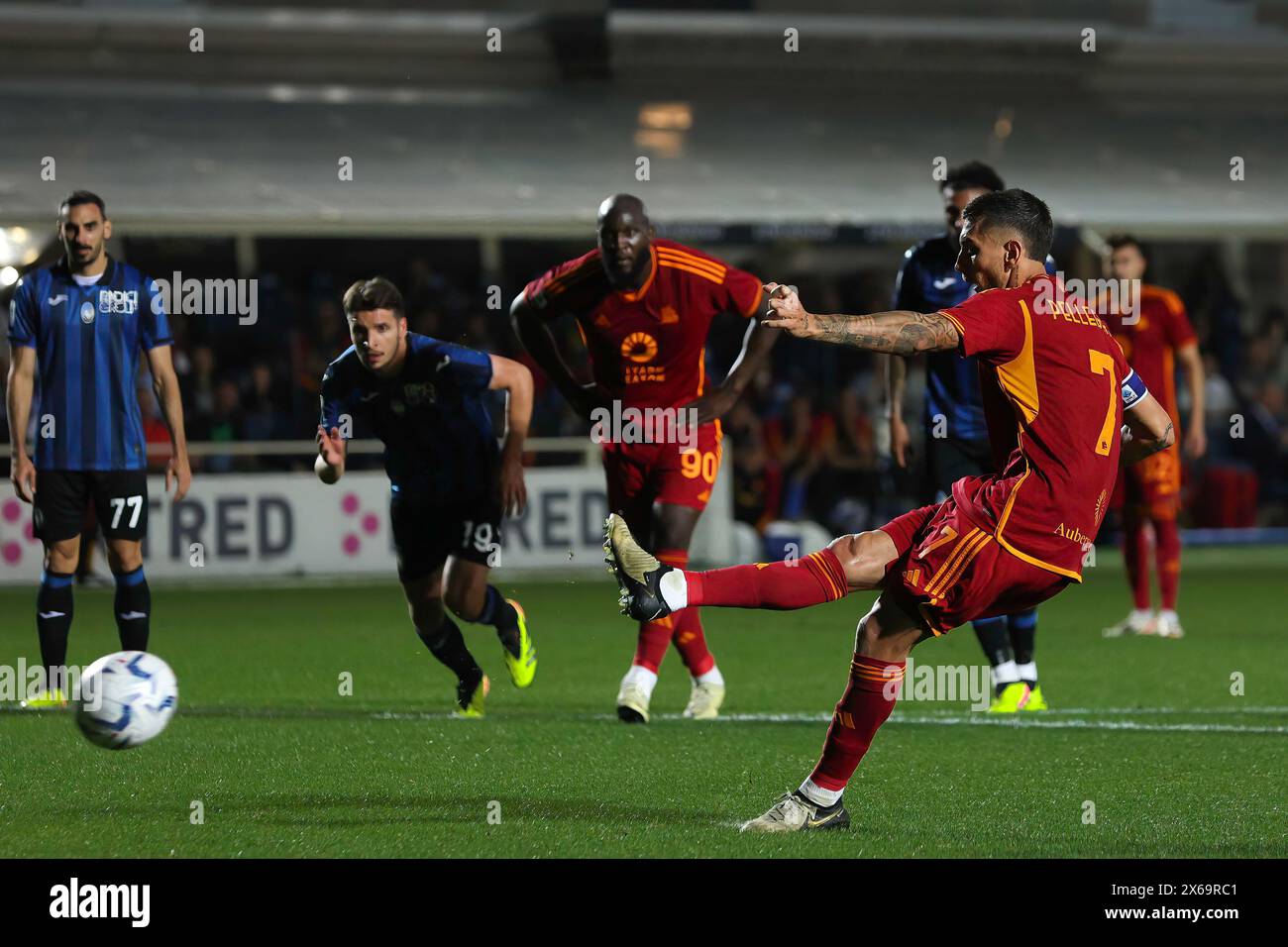 Bergamo, Italien. Mai 2024. Italien, Bergamo, 12. Mai 2024: Lorenzo Pellegrini (AS Roma) schießt und erzielt mit Elfmeter das 1-2-Tor bei 66' während des Fußballspiels Atalanta BC gegen AS Roma, Tag 36 Serie A Tim 2023-2024 Gewiss Stadium. Atalanta BC vs AS Roma, Lega Calcio Serie A 2023/2024 Day 36 im Gewiss Stadium (Bild: © Fabrizio Andrea Bertani/Pacific Press via ZUMA Press Wire) NUR ZUR REDAKTIONELLEN VERWENDUNG! Nicht für kommerzielle ZWECKE! Stockfoto