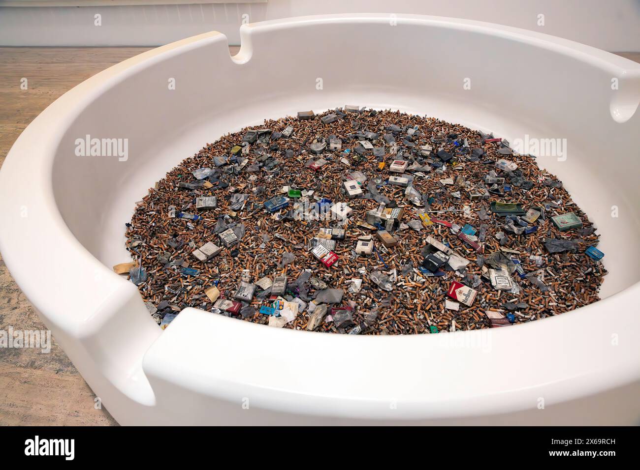 Parti der iritischen Aschenbecher-Nstallation Art von Damien Hirst mit dem Titel Horror at Home 1995 Stockfoto