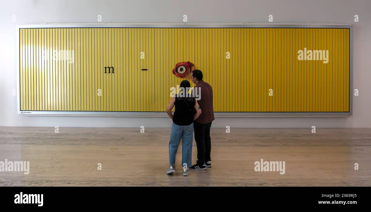 People Looking at Who's Fear of Red, Yellow and Blue (für Gianni) 1197 von Damien Hirst Stockfoto