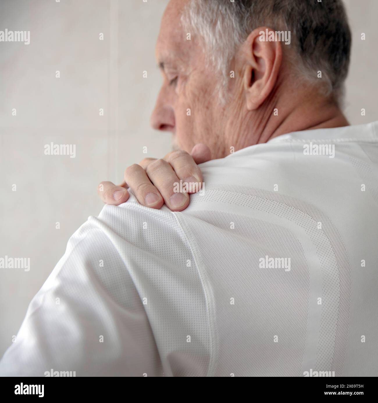 Ältere Menschen mit Schmerzen Schulter Stockfoto