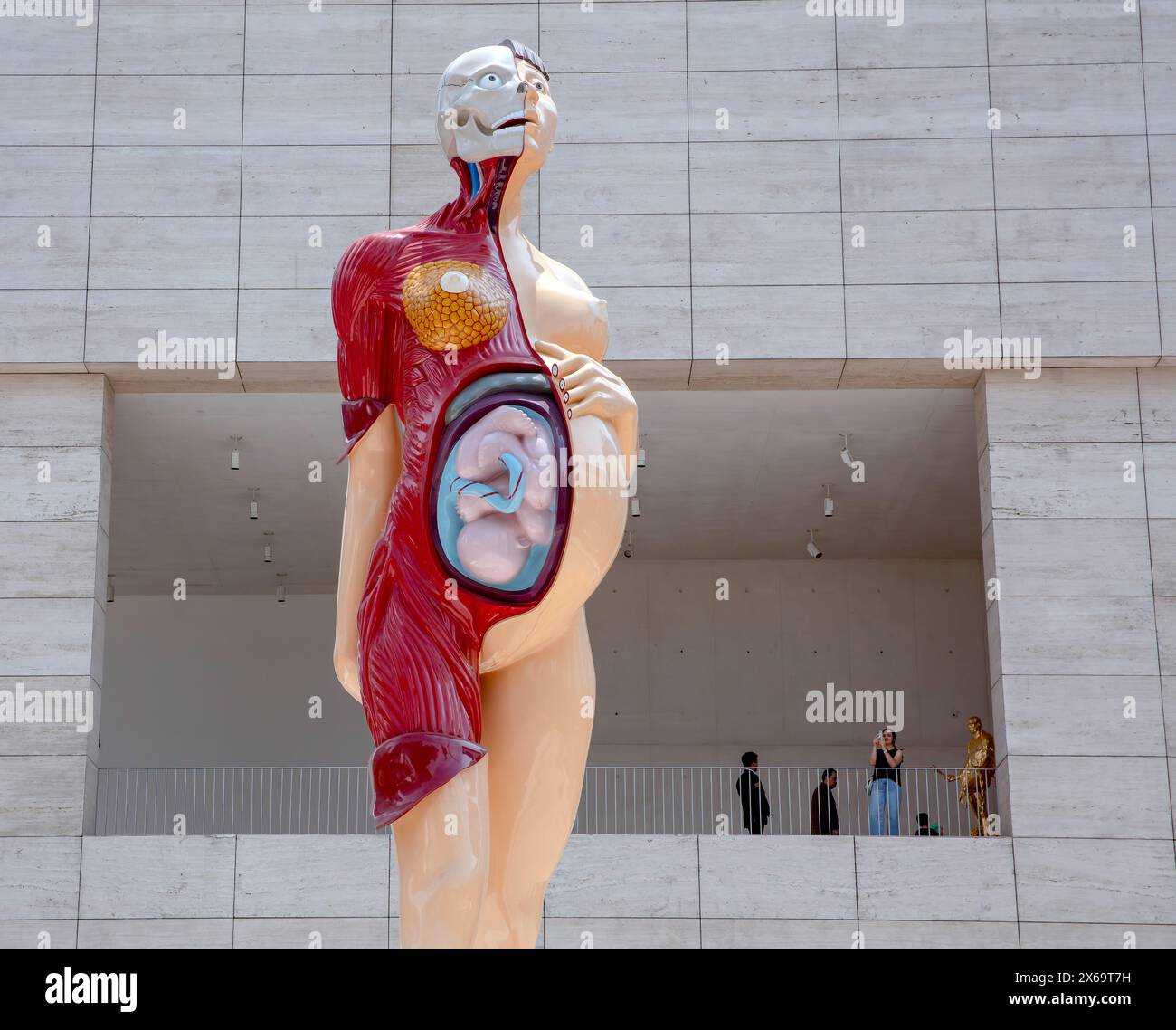 Jungfrau-Mutter-Statue von Damien Hirst vor dem Jumex-Museum, Mexiko-Stadt, Mai 2024 Stockfoto