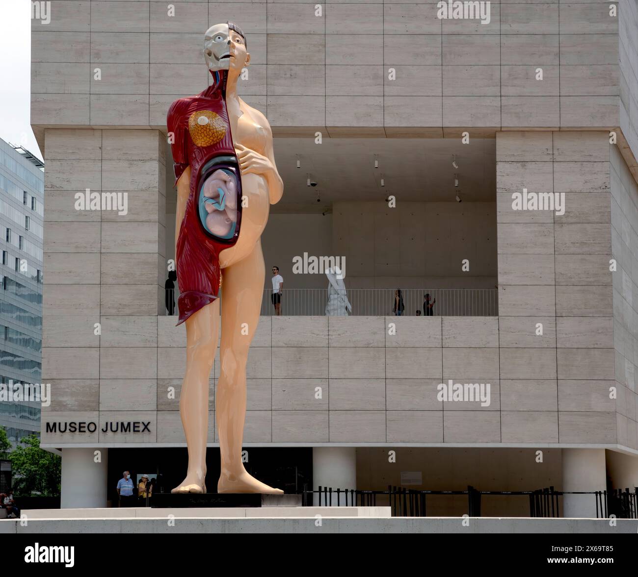 Jungfrau-Mutter-Statue von Damien Hirst vor dem Jumex-Museum, Mexiko-Stadt, Mai 2024 Stockfoto