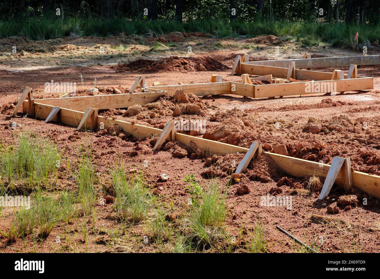 Holzschalung für die Fundamentierung einer Hausbetonplatte Stockfoto