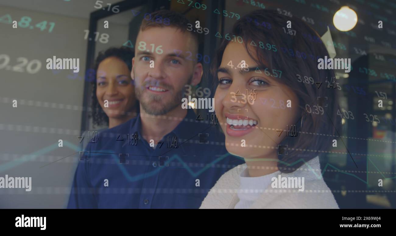 Bild von sich ändernden Zahlen und diversen lächelnden Kollegen, die im Büro stehen Stockfoto