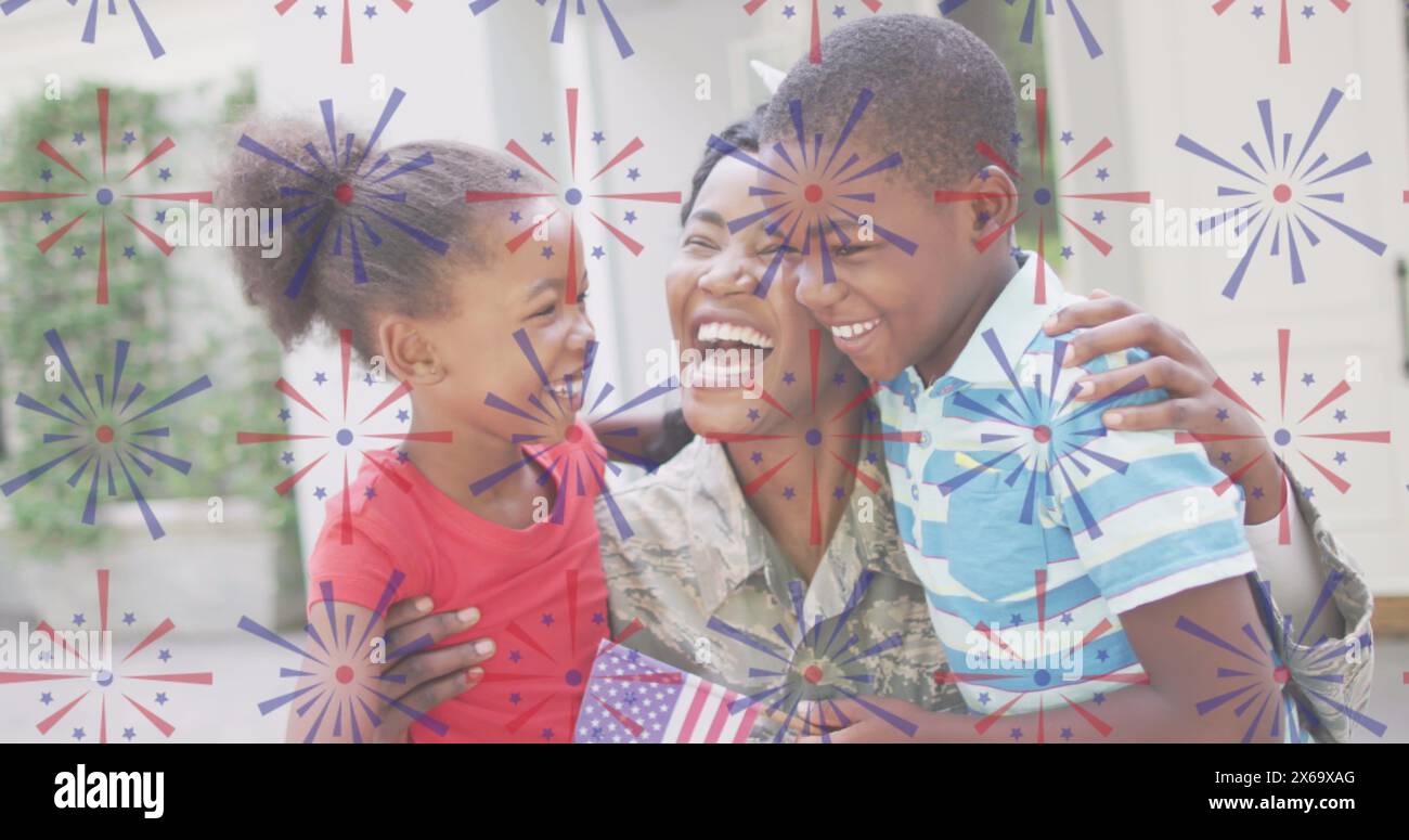 Bild eines Feuerwerks über glückliche afroamerikanische Soldatenmutter, die Kinder umarmt Stockfoto