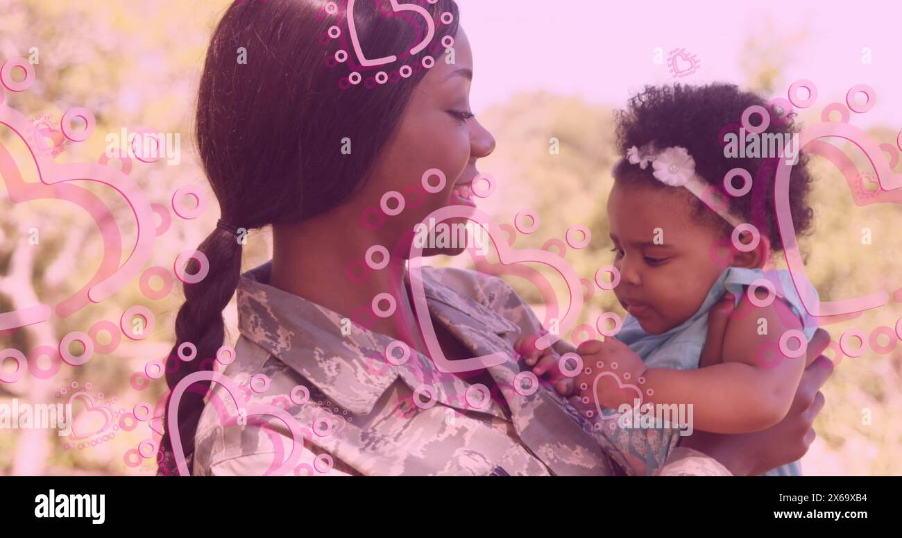 Bild von Herzen über glückliche afroamerikanische Soldatenmutter, die Tochter umarmt Stockfoto