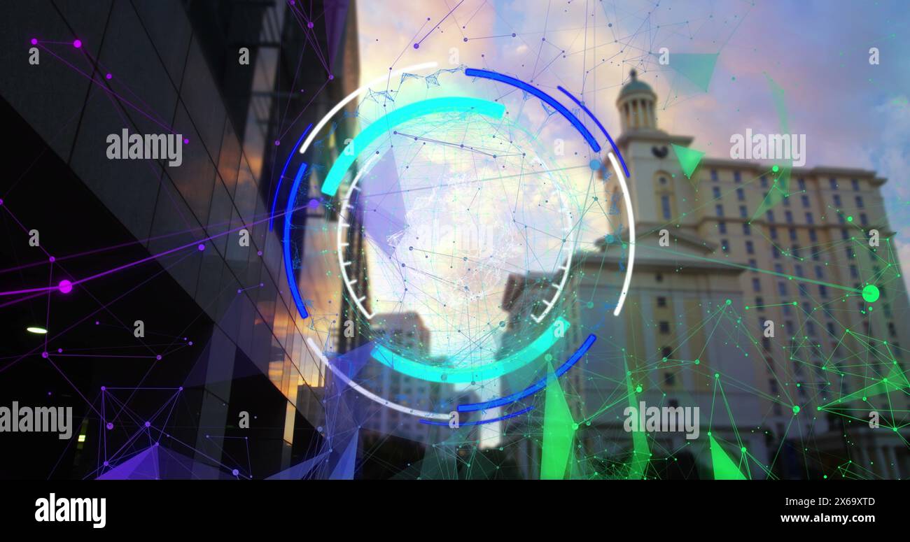 Holographische Kugel, die sich über der Stadtlandschaft zeigt und Technologie mit urbanem Leben verbindet Stockfoto