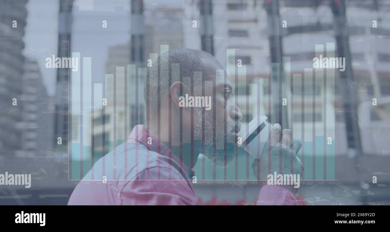 Abbildung mit Diagramm und Zahlen über hochrangige afroamerikanische Unternehmen, die beim Kaffeetrinken spazieren gehen Stockfoto