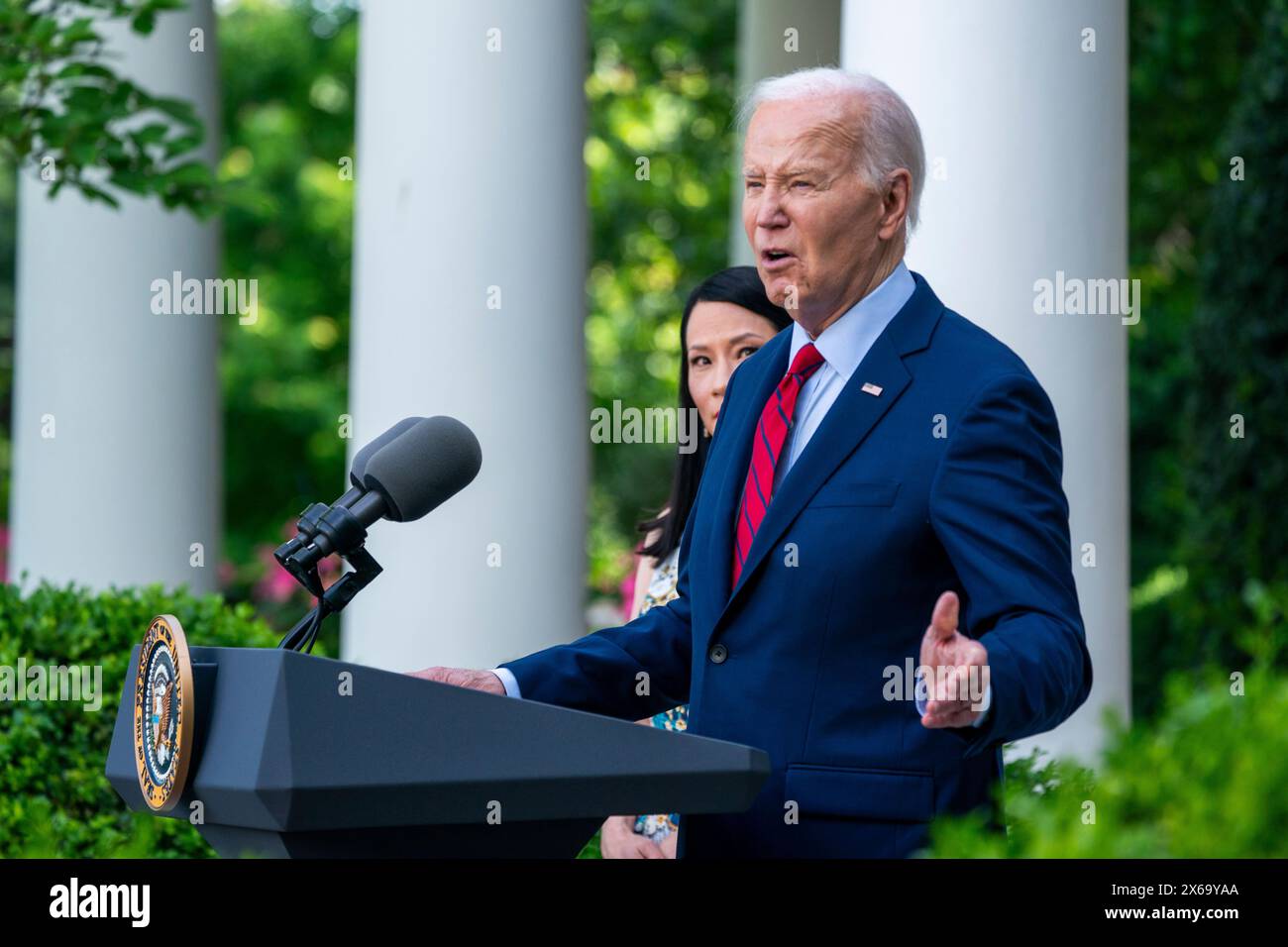 US-Präsident Joe Biden hält zusammen mit der US-Schauspielerin Lucy Liu während eines Empfangs zum Kulturmonat der asiatischen Amerikaner, der Ureinwohner Hawaiis und der Pazifischen Insel im Rose Garden The White House in Washington, DC, USA, 13. Mai 2024. Credit: Shawn thew/Pool via CNP/MediaPunch Stockfoto