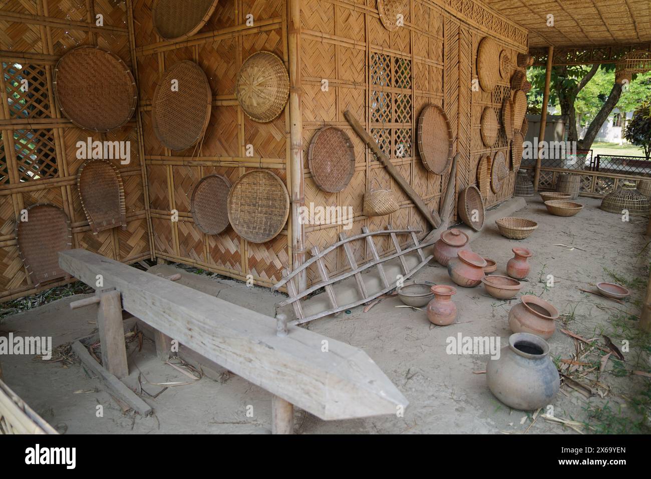 Bambus Funktioniert. Shilpacharya Zainul Folk and Craft Museum Komplex. Bangladesch Folk Art & Crafts Foundation. Sonargaon, Narayanganj, Bangladesch. Stockfoto