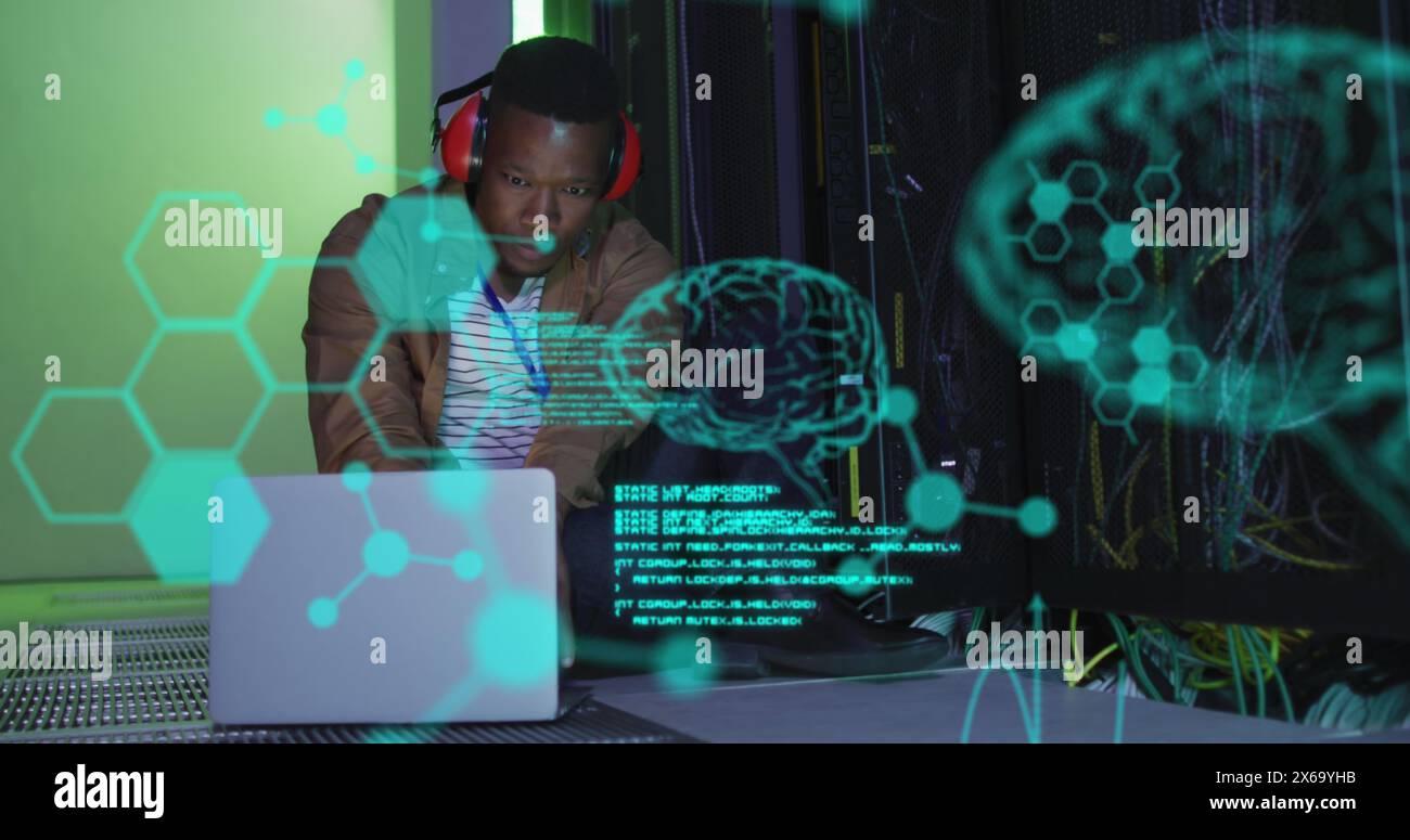 Bild von Gehirnen, Molekülstrukturen, Computersprache, afroamerikanischer Mann mit Laptop Stockfoto