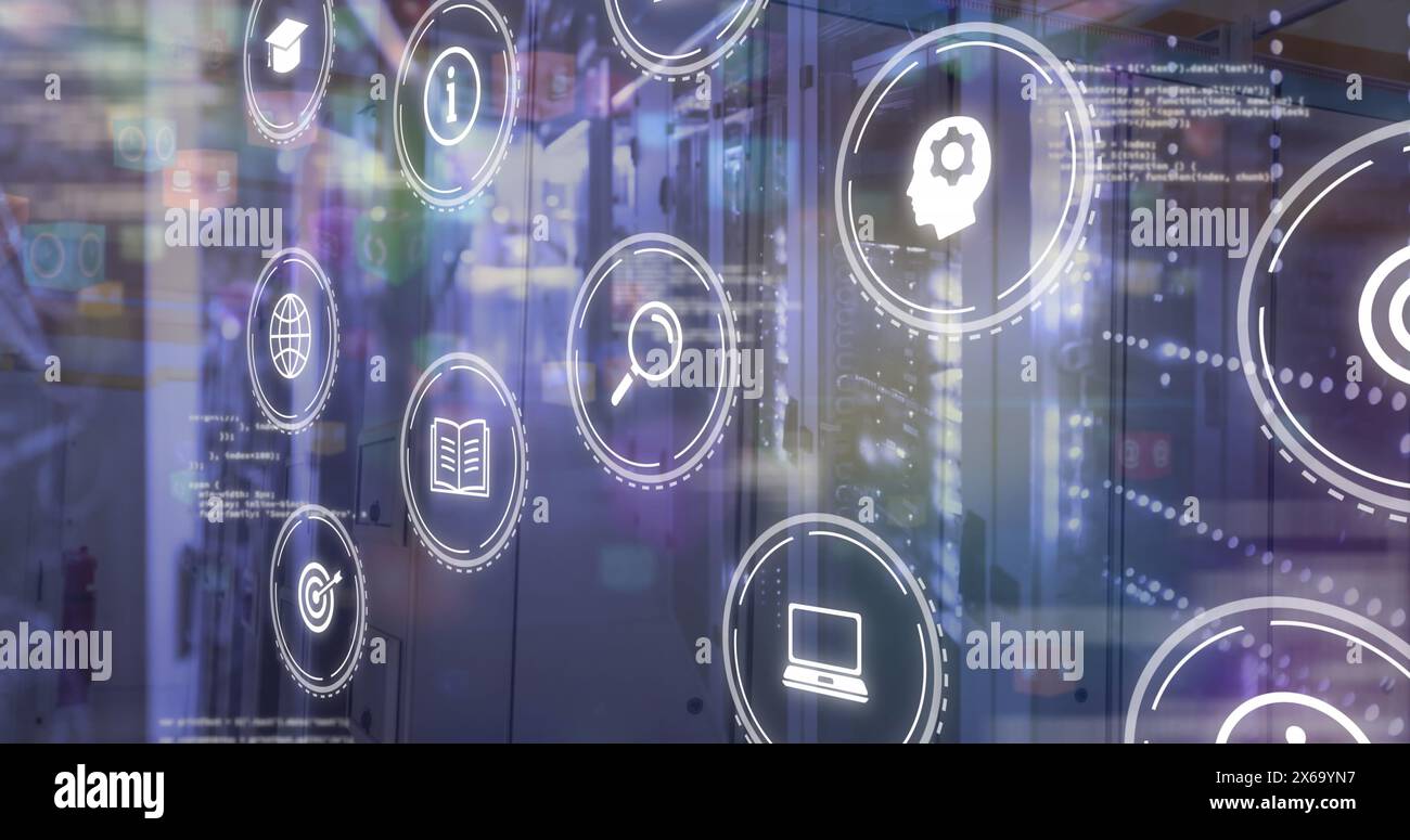 Geschäfts-, Medien- und Bildungssymbole bewegen sich über glühende Computerserver Stockfoto