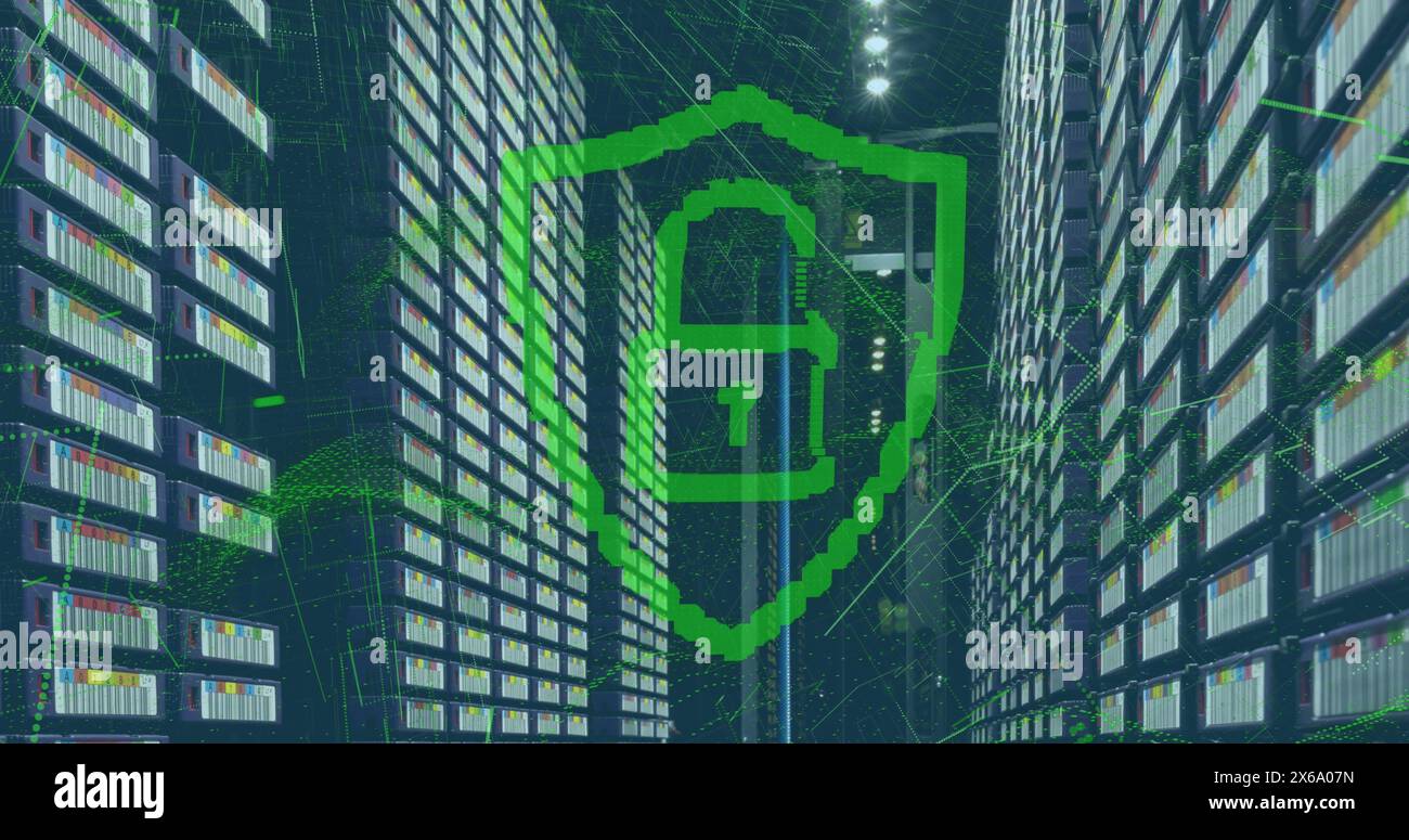 Abbildung: Vorhängeschloss im Schild und dynamische Wellen über einem großen Datenserverraum Stockfoto