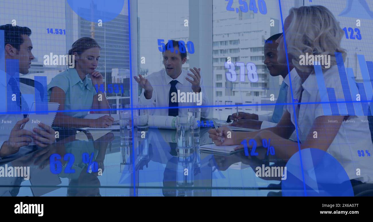 Bild mehrerer Diagramme und wechselnder Zahlen über verschiedene Kollegen, die im Büro diskutieren Stockfoto