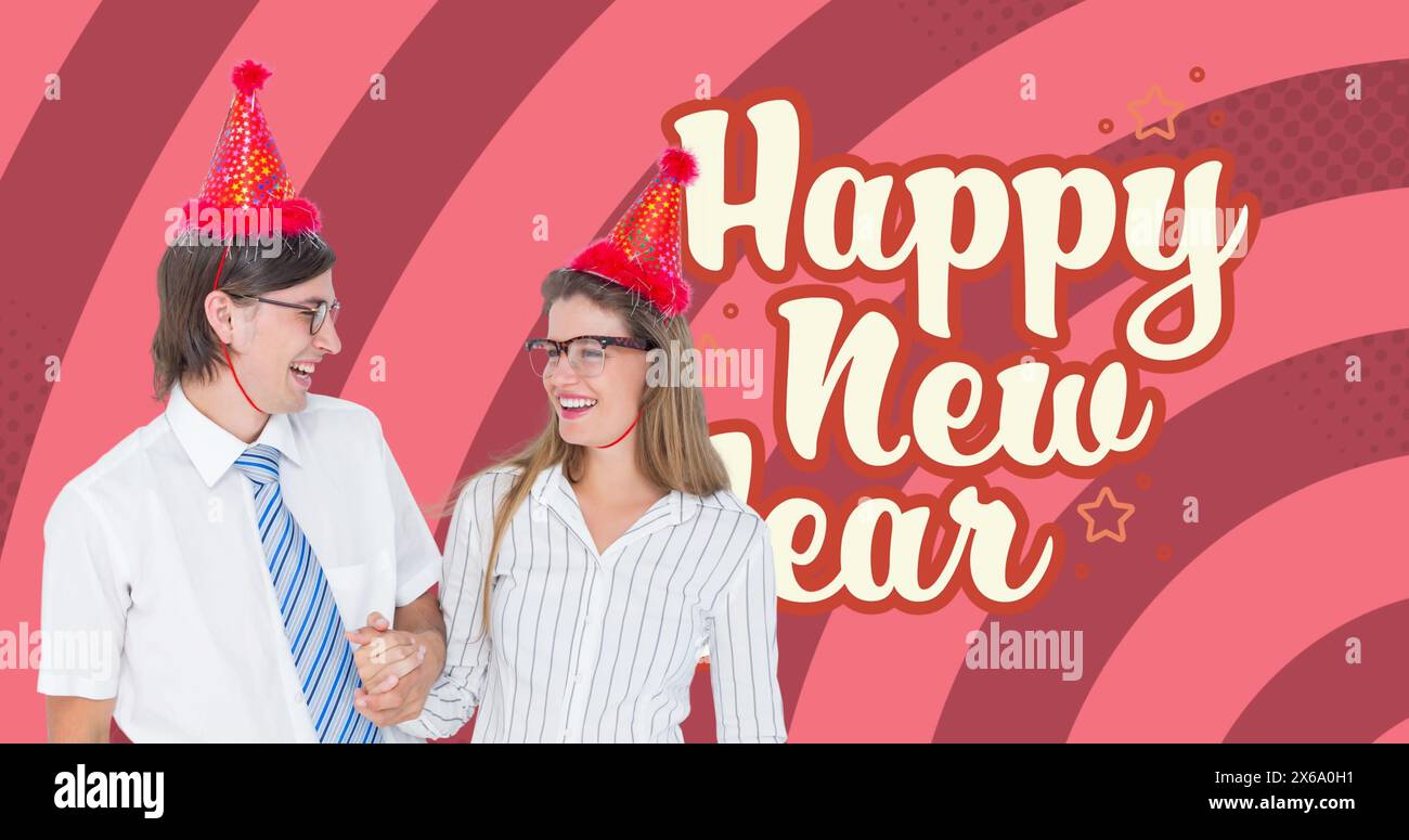 Bild des fröhlichen neuen Jahres-Textes mit lächelndem nerdigem Paar in Partyhüten auf rosa Radialstreifen Stockfoto