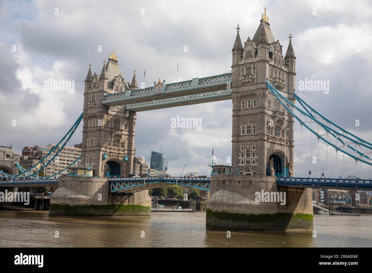 Tower Bridge London, von London South Bank aus gesehen, Bauwerk des Grades 1. Grades, erbaut 1894 zur Überquerung der Themse, London, England, UK, 2023 Stockfoto