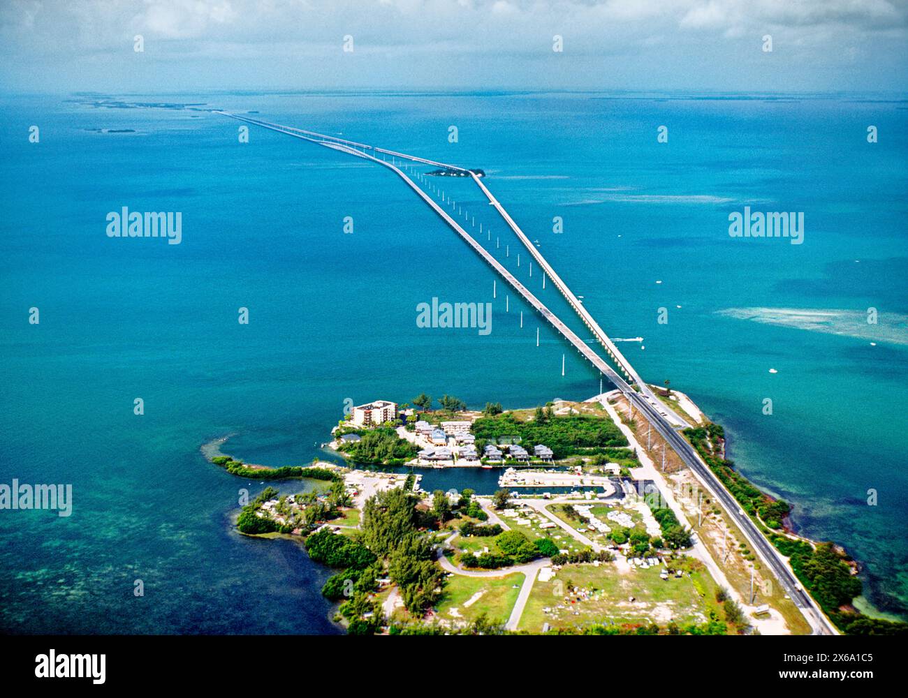 Florida Keys, USA. Luftaufnahme des Highway 1 und Seven Mile Bridge und Holiday home Wohnungen Eigentumswohnungen in der Nähe von Marathon Stockfoto