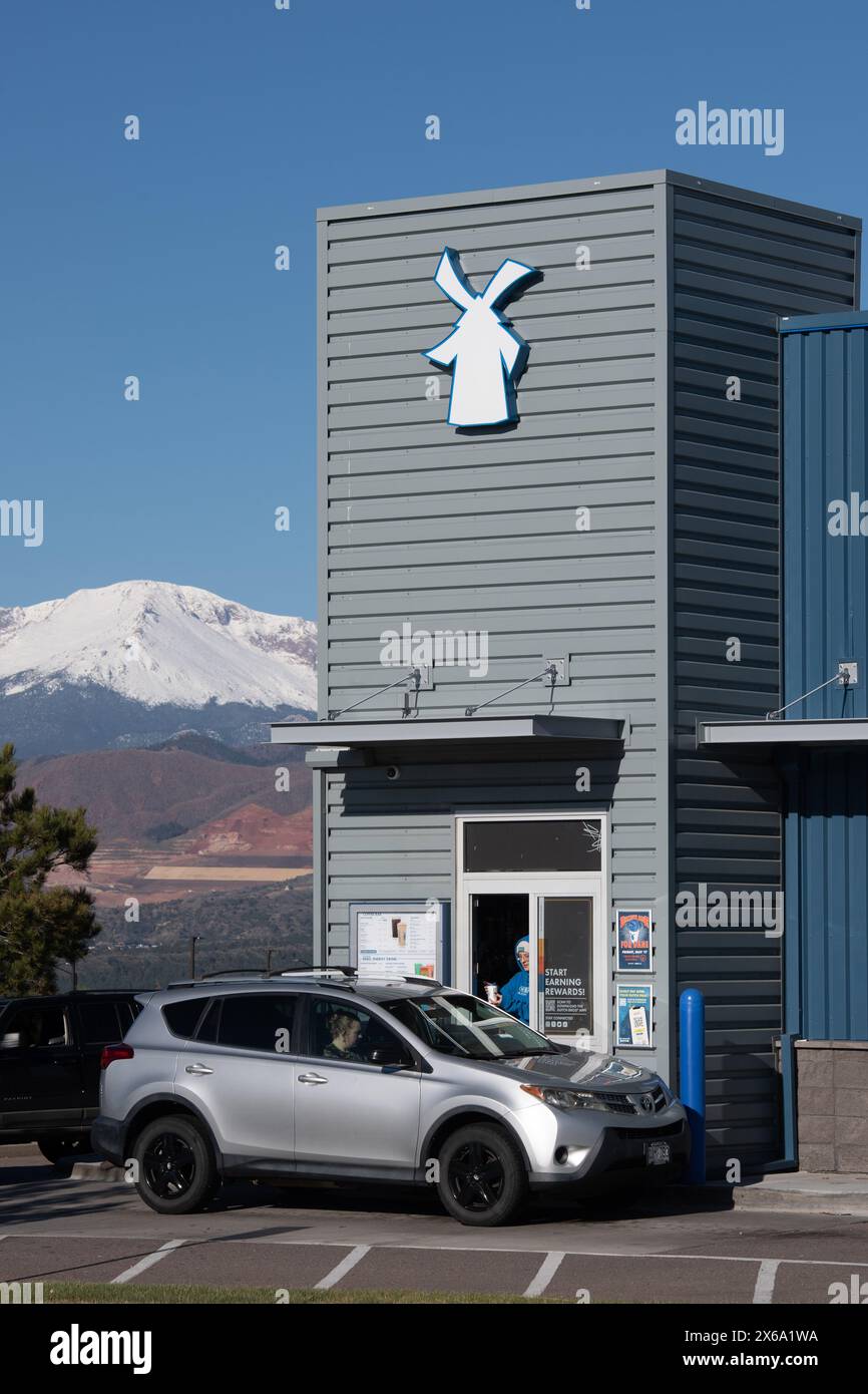 Dutch Bros, beliebte Drive Through Coffee Chain Shops in Colorado Springs, Colorado. Serviert heißen und kalten Kaffee und Energy Drinks auf einer kleinen Fahrt Stockfoto