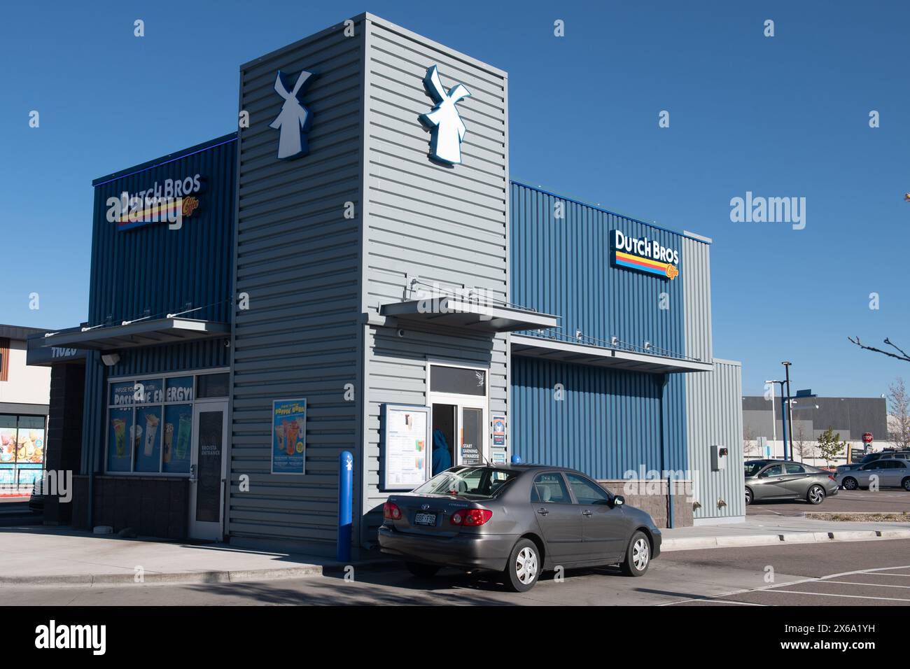 Dutch Bros, beliebte Drive Through Coffee Chain Shops in Colorado Springs, Colorado. Serviert heißen und kalten Kaffee und Energy Drinks auf einer kleinen Fahrt Stockfoto