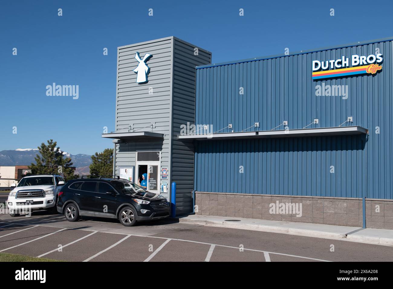 Dutch Bros, beliebte Drive Through Coffee Chain Shops in Colorado Springs, Colorado. Serviert heißen und kalten Kaffee und Energy Drinks auf einer kleinen Fahrt Stockfoto
