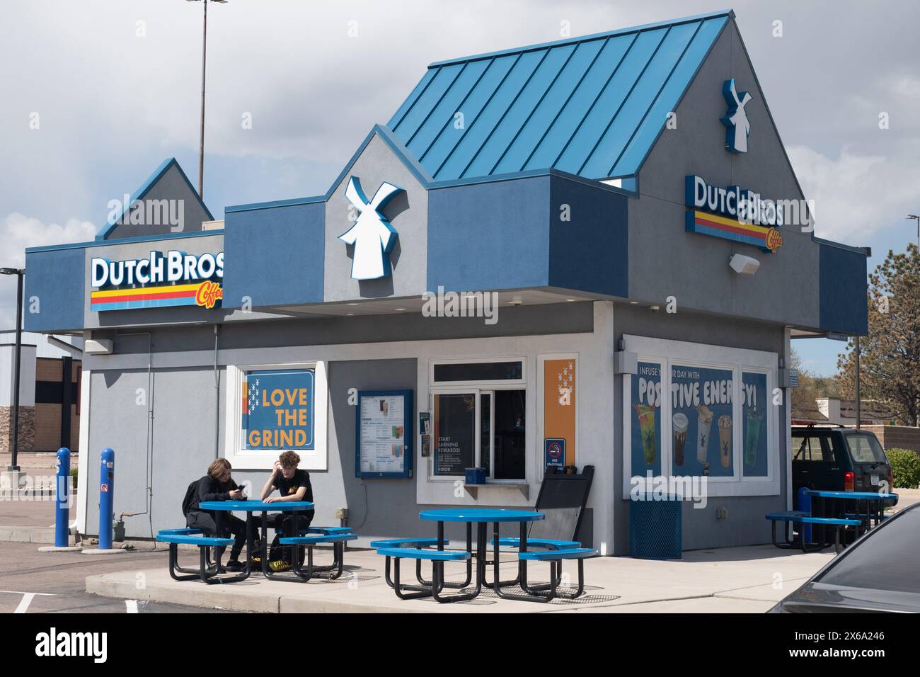 Dutch Bros, beliebte Drive Through Coffee Chain Shops in Colorado Springs, Colorado. Serviert heißen und kalten Kaffee und Energy Drinks auf einer kleinen Fahrt Stockfoto